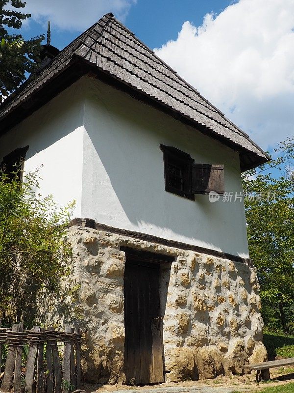 这是Vuk Stefanovic Karadzic在塞尔维亚Trsic的家，塞尔维亚语言学家和语言学家。传统的乡村塞尔维亚房子与地下室和住宅地板。敞开的窗户